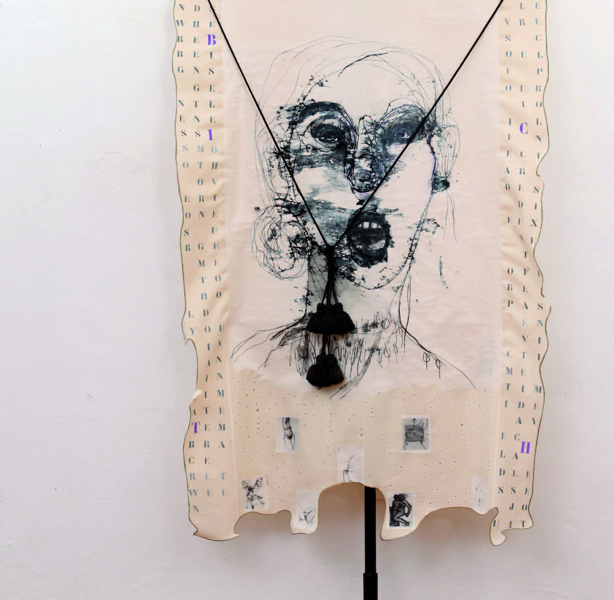 Klod Amar »la marche lente X (Venus)«, 2012, Installation, Tusche auf Textil, Foto © Hans Wetzelsdorfer